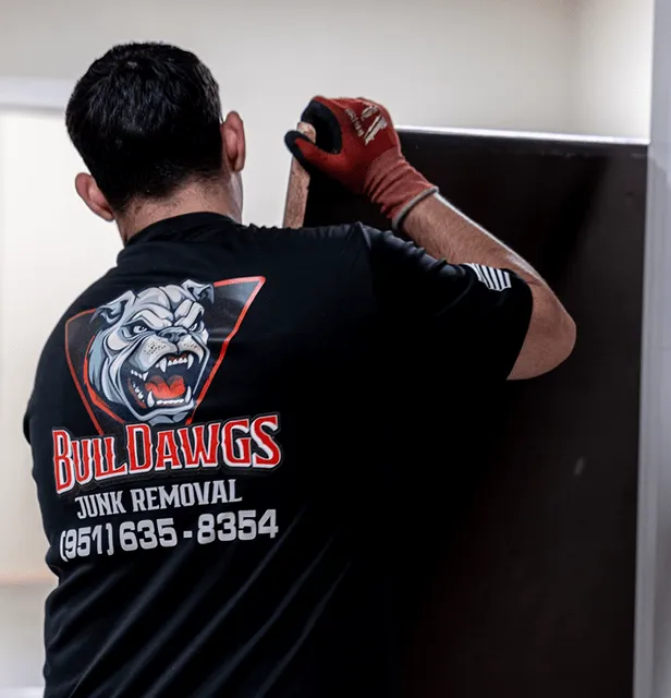 bulldawgs-team-lifting-furniture-min